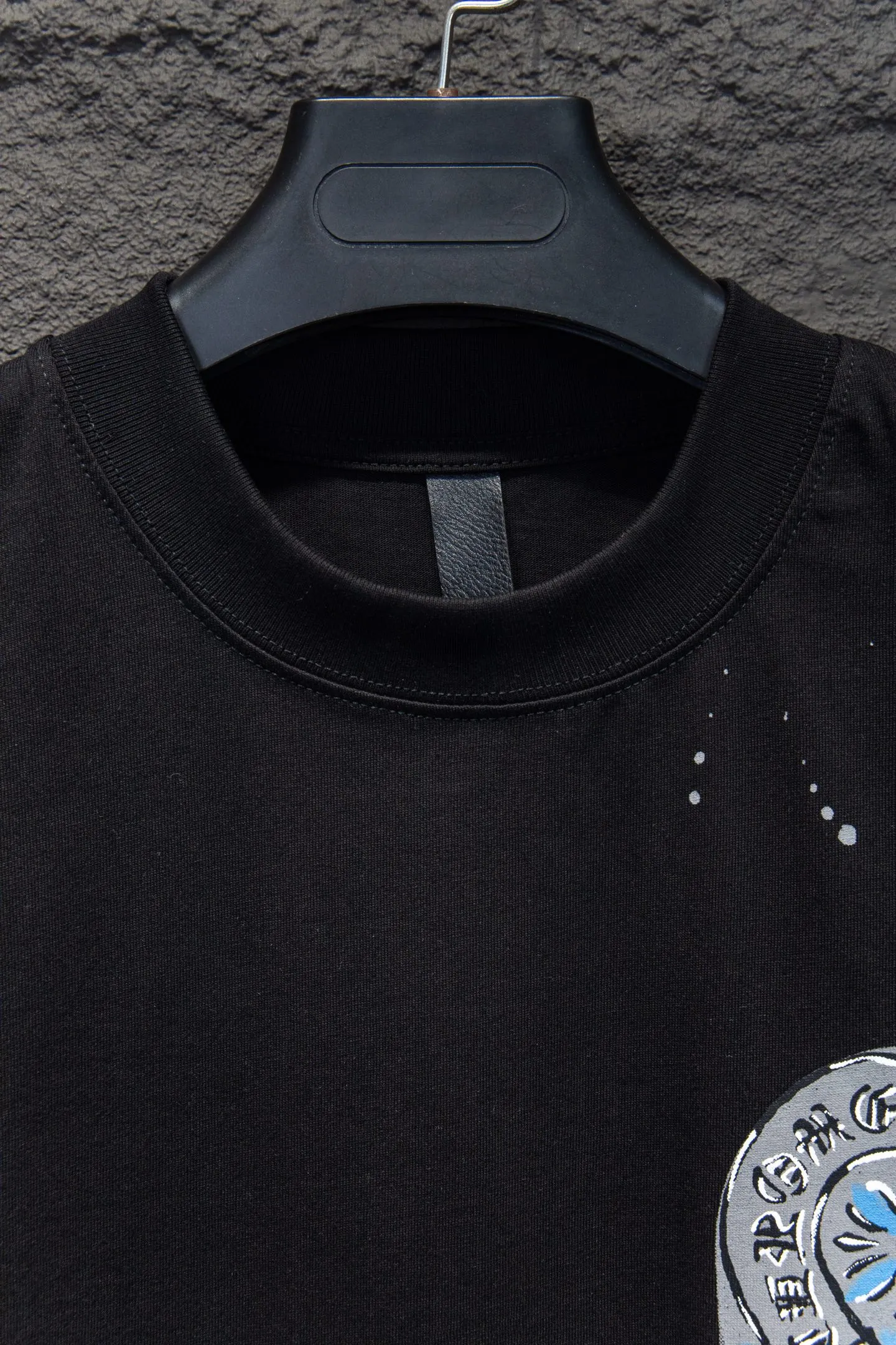 🅿️188 Style No.: 7250# Chrome hearts• 25ss ⚠YB custom-woven and custom-dyed fabric, color, printing, version and accessories. The fabric is woven by imported machines. The uniqueness of the cloth texture creates a perfect garment effect. The fabric is made of 260-gram clean cloth with 320-gram 1*1 rib. 4-color environmentally friendly custom-dyed fabric, threads in the same cylinder, no color difference.  Gradient graffiti on garments, hand-made graffiti technology on garments, the details of the collar, pockets, cuffs, and front and rear threads are clearly visible. The printing uses Japanese BROTHER white ink digital direct-injection garment printing. This model is a global limited edition. In order to present a product like a work of art, after a long period of repeated determination of details, a very high-standard garment is presented. The front chest is made of direct-injection printing environmentally friendly glue material, using a mechanized printing process. Mechanical printing has high precision, the positioning accuracy can reach ±0.02mm, and the quality is stable.   The body is treated with graffiti elements, which greatly increases the interest of the clothing; it has a unique visual effect. The special washing effect creates a unique aged effect.  Croix Heart Short Sleeve must be the first short-sleeved piece in spring and summer that blurs the boundaries of unisex style. It has a classic dropped shoulder oversize version and a loose and casual upper body.  Color: Black White Size: S M L XL